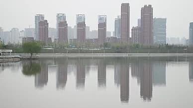 灞河边的建筑与水中的倒影视频的预览图